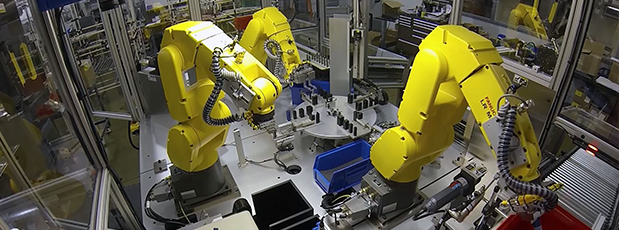 robots working in an automated packaging machine